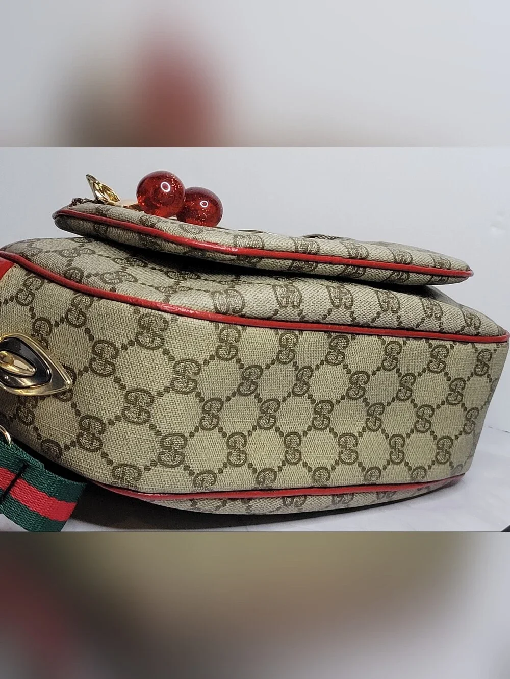 GUARANTEED AUTHENTIC/VINTAGE 1970s GUCCI, CROSSBODY 10" X 7" X 3" - Picture 6 of 13